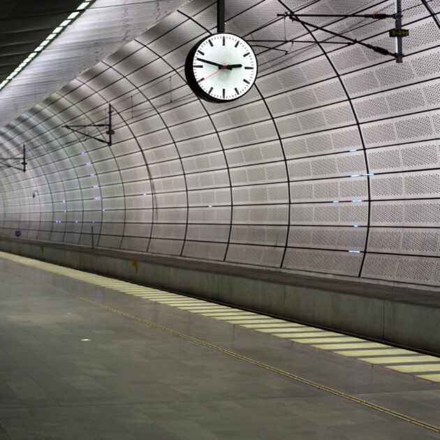 Empty,Modern,Subway,Station,With,A,Big,Analog,Clock